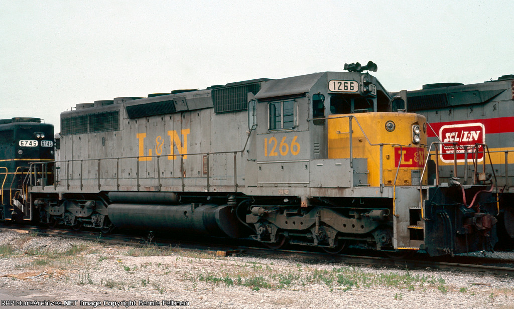 Louisville & Nashville SD40-2 #1266 in the Boyles Yard engine terminal 